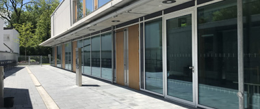 Blick auf das Gebäude, in dem das Kultur im Trafo ist